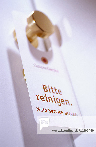 Bitte reinigen Schild an der Tür eines Hotelzimmers  Deutschland  Europa