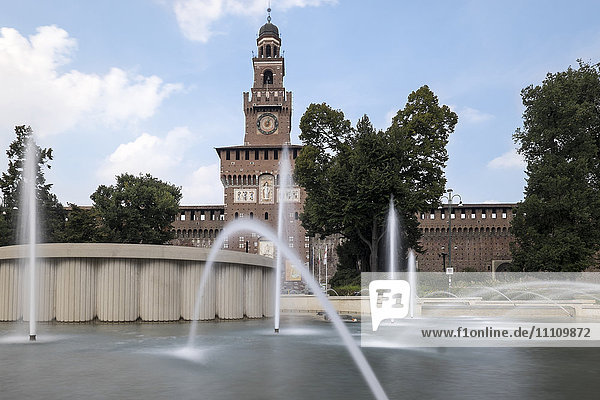 Italien  Mailand  der Springbrunnen auf der Piazza Castello  bg: Schloss Sforza und der Torre del Filarete