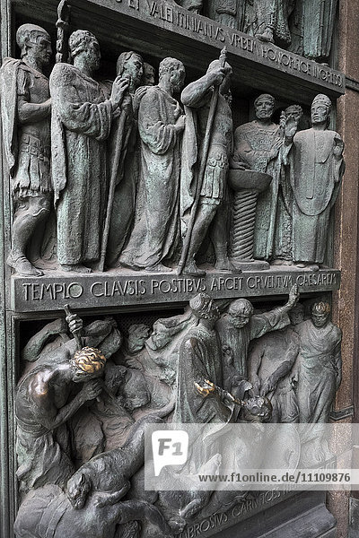 Italien  Mailänder Dom  Metropolitan-Kathedrale-Basilika der Heiligen Maria Geburt Innenansicht  geschnitzte Bronzetür