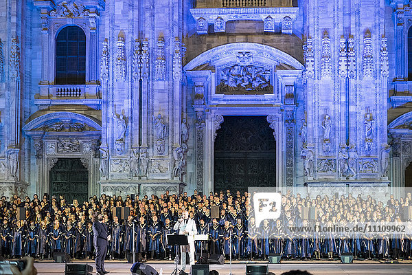 Italien  Mailänder Dom  Italienischer Gospelchor  500 Chorsängerinnen und -sänger auf dem Kirchhof