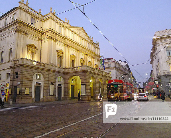 Italien  Lombardei  Mailand  eine Straßenbahn fährt vor dem Scala-Theater vorbei