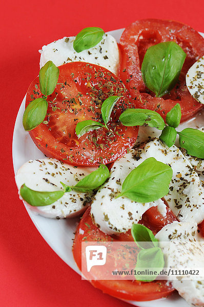 Caprese-Salat mit Tomaten und Mozzarella