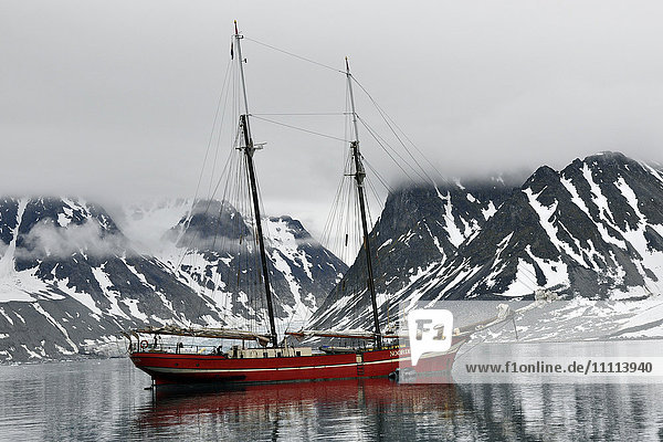 Norwegen  Svalbard Inseln  Spitzbergen Insel  Segelschiff