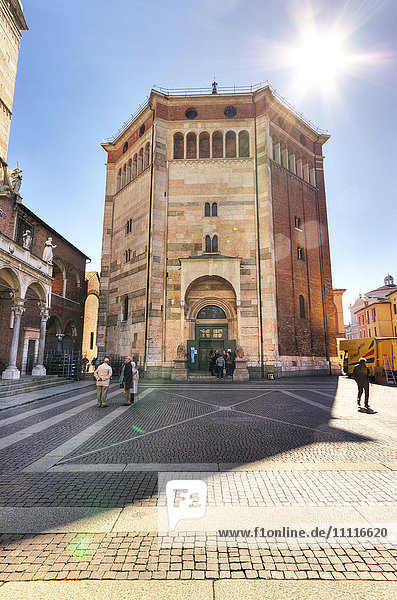 Italien  Lombardei  Cremona  Piazza del Comune  das Baptisterium