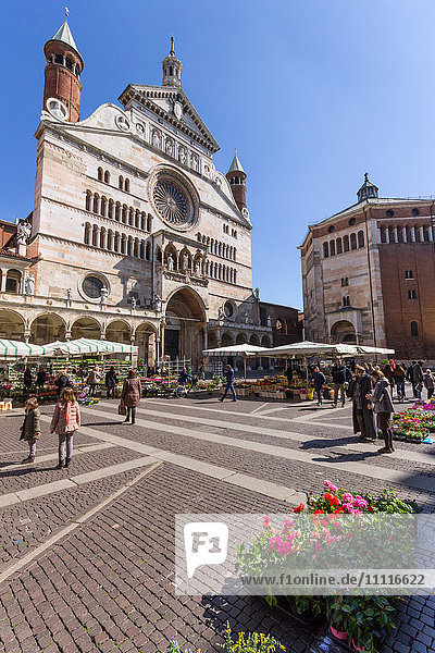 Italy  Lombardy  Cremona  Piazza del Comune  the Duomo and the baptistery