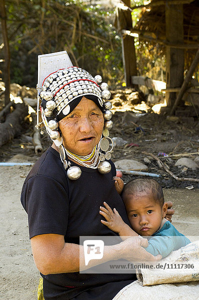 Asien  Myanmar  Keng tung  Shan-Staat  Großmutter bekleidet Akha