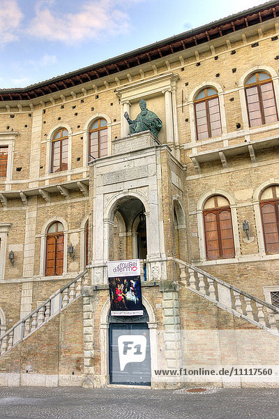 Italien  Marken  Fermo  Piazza del Popolo  Palazzo dei Priori
