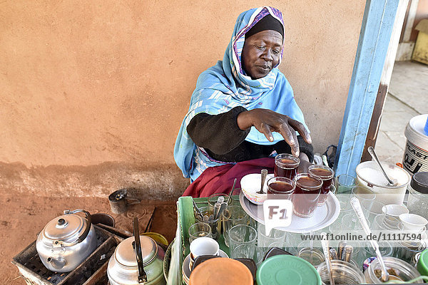 Africa  Sudan  woman preparing tea