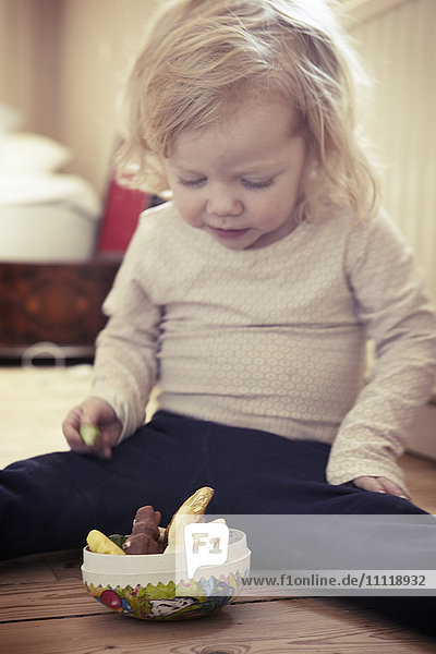 Mädchen im Kleinkindalter isst einen Snack