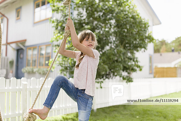 Schweden Gotaland Bohuslan Grebbestad Girl (6-7) Kletterseil im Hinterhof