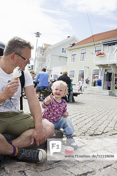 Schweden  Die Westküste  Bohuslan  Marstrand  Vater und Sohn (2-3) beim Eis essen
