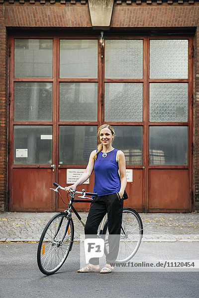 Deutschland Berlin Frau beim Fahrradfahren