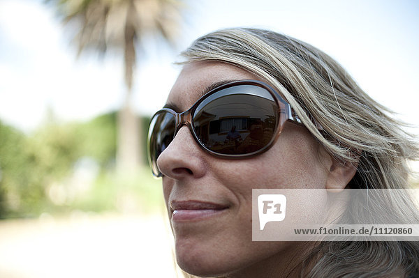 Lächelnde kaukasische Frau mit Sonnenbrille