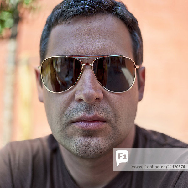 Ernster kaukasischer Mann mit Sonnenbrille