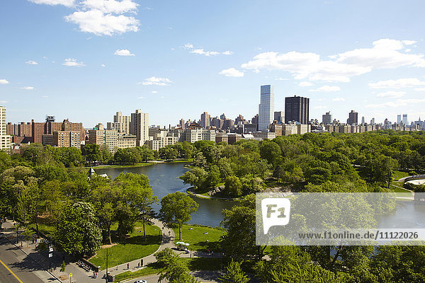 Stadtpark und Wolkenkratzer  New York  New York  Vereinigte Staaten
