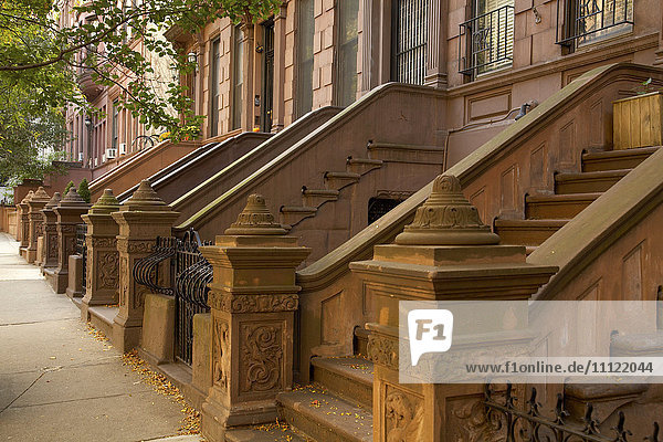 Vordere Stufen von Wohnhäusern  New York  New York  Vereinigte Staaten