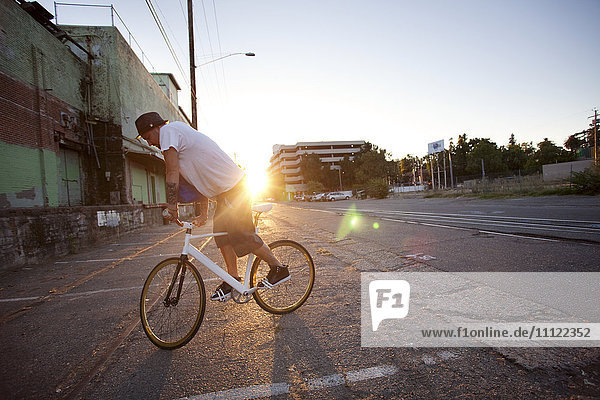 Mann macht Stunts auf dem Fahrrad auf einer Straße in der Stadt