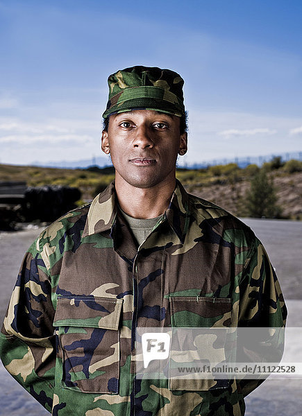 Afroamerikanischer Soldat in Tarnuniform