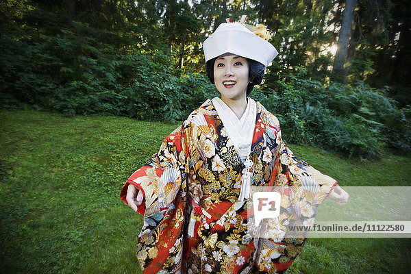 Japanische Braut in traditioneller Kleidung