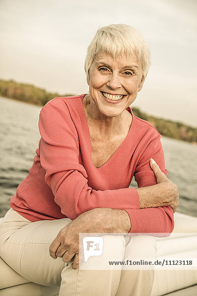 Ältere kaukasische Frau lächelnd auf Boot