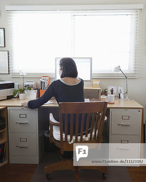 Hispanische Frau arbeitet im Home Office