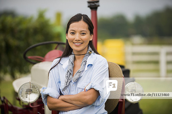 Asiatische Frau lächelnd im Feld