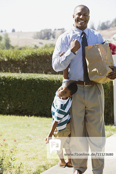 Afrikanischer Vater mit Lebensmitteln und Sohn