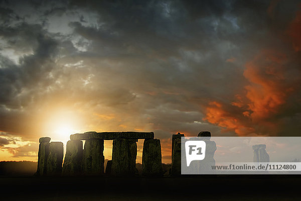 Sonnenaufgang über Stonehenge  Wiltshire  Vereinigtes Königreich
