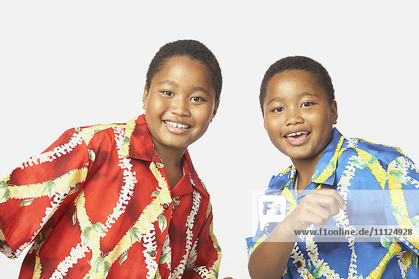 Junge afrikanische Zwillingsbrüder lächelnd