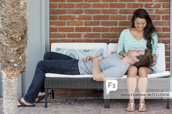 Paar entspannt zusammen auf einer Bank