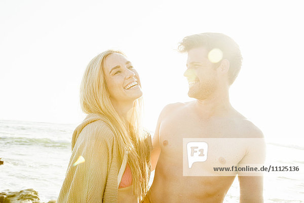 Lachendes Ehepaar am Strand