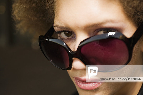 Nahaufnahme einer gemischtrassigen Frau mit Sonnenbrille