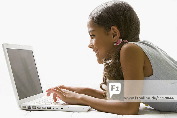 Gemischtrassiges Mädchen benutzt Laptop