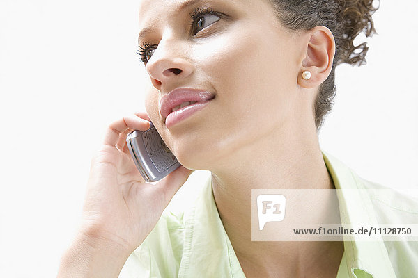 Gemischtrassige Frau  die mit einem Handy telefoniert