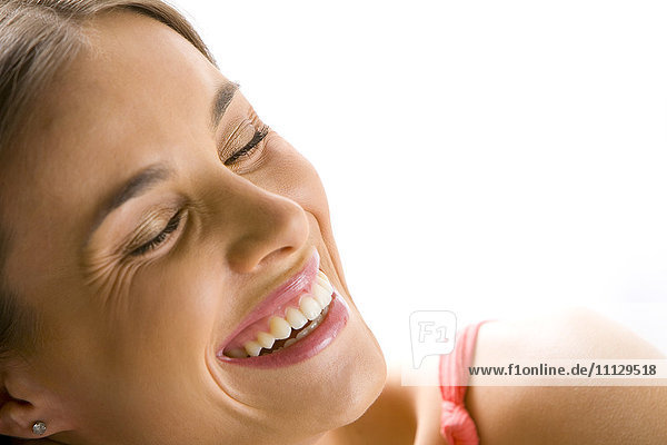 Gemischtrassige Frau lächelt mit geschlossenen Augen