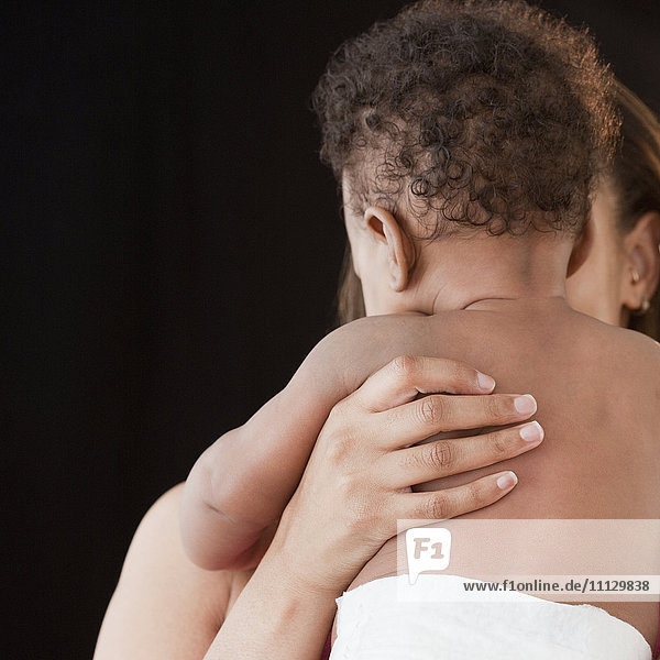 Afrikanische Frau hält Baby