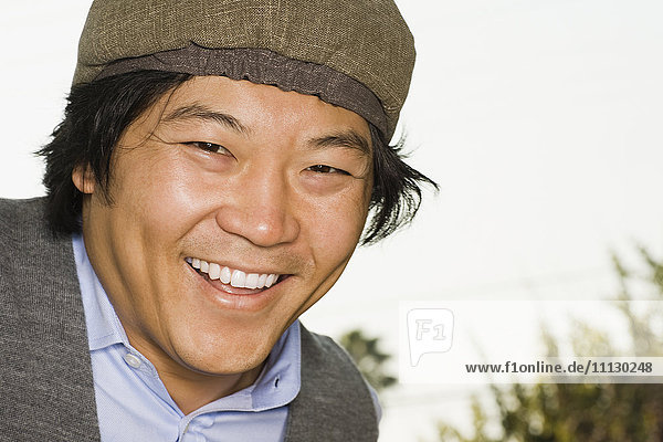 Asiatischer Mann lächelnd