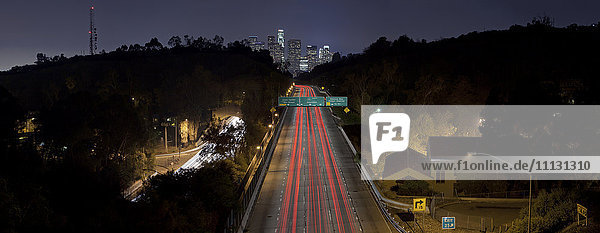Langzeitbelichtung der Autobahn bei Nacht