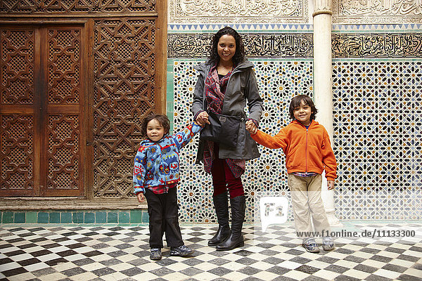 Mutter und Söhne in einem marokkanischen Gebäude