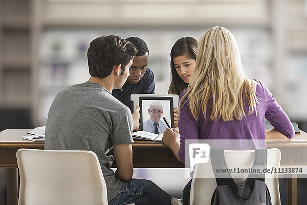 Freunde lernen gemeinsam mit einem digitalen Tablet