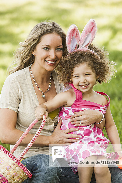 Lächelnde Mutter und Tochter zu Ostern