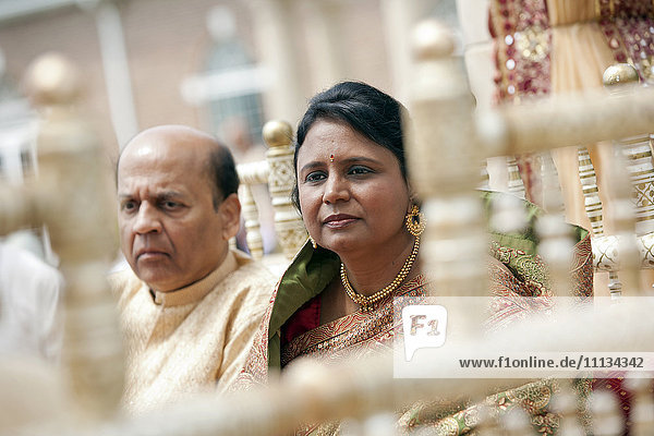 Indisches Paar in traditioneller Kleidung