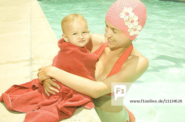 Kaukasische Mutter und Baby am Pool