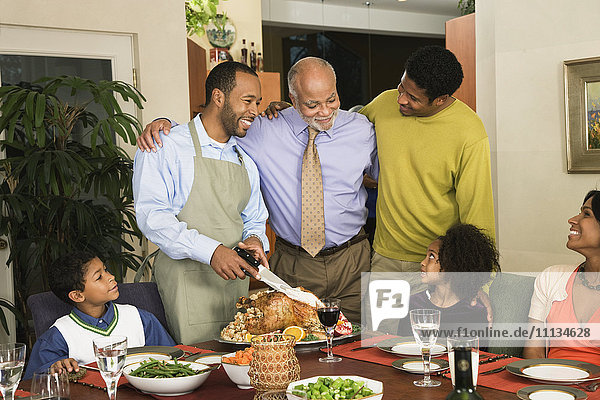 Afroamerikanischer Mann schnitzt Thanksgiving-Truthahn