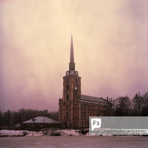 Russische Kirche mit Kirchturm