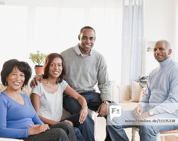 Afroamerikanische Familie sitzt im Wohnzimmer