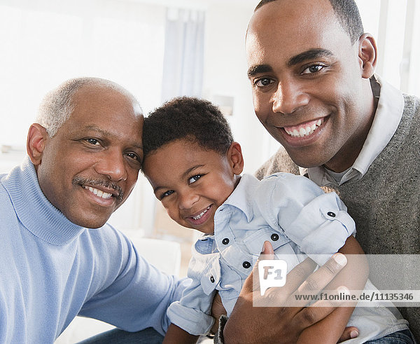 Afroamerikanischer Großvater lächelt mit Sohn und Enkel