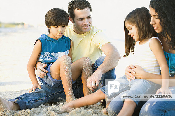 Die Familie genießt den Strand