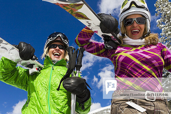 Kaukasische Frauen beim Skifahren