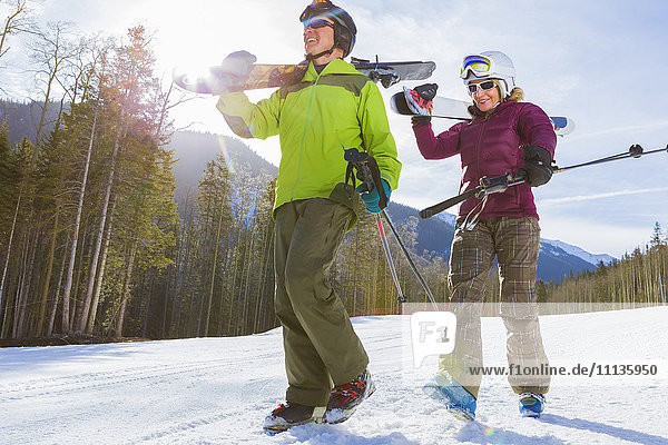 Kaukasisches Paar beim gemeinsamen Skifahren